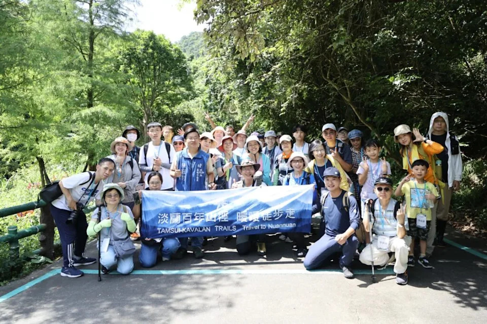圖說：基隆市暖暖區議員陳冠羽偕同與導覽老師吳雲天，帶領民眾探訪淡蘭中路暖東峽谷步道。